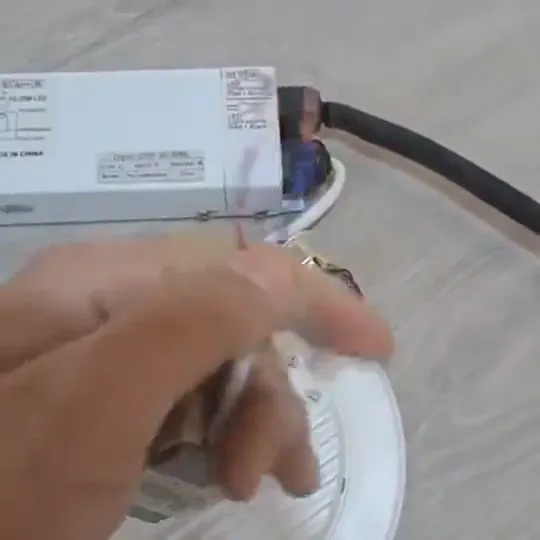 تركيب بطارية الطواريء Emergency power pack - فني كهربائي بجدة