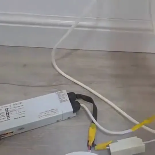 تركيب بطارية الطواريء Emergency power pack - فني كهربائي بجدة