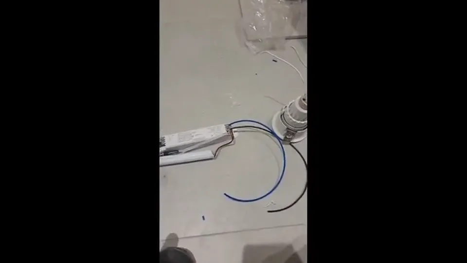 تركيب بطارية الطواريء علي أسبوت بدون ترنس Emergency battery - فني كهربائي بجدة